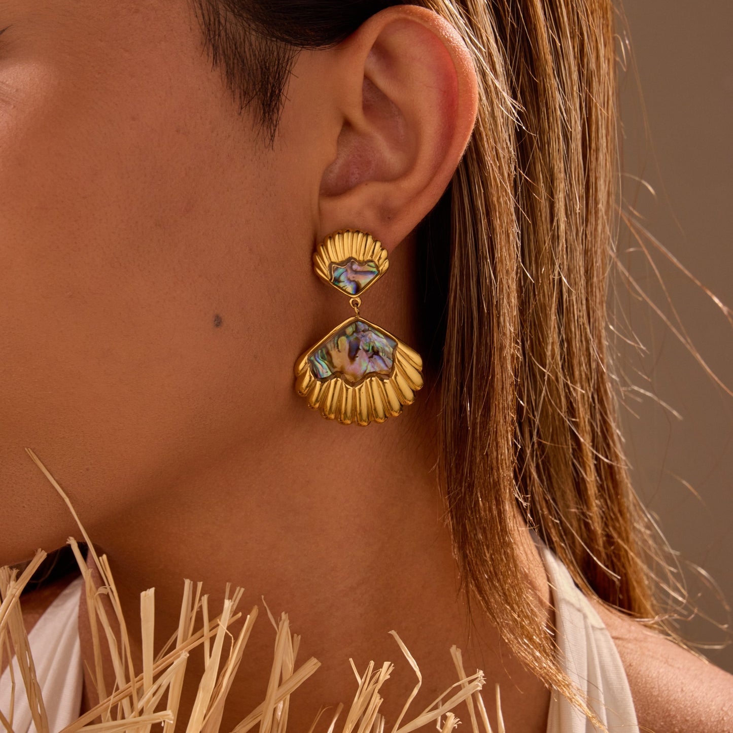 Modernos pendientes geométricos de concha marina para mujer de acero de titanio con acabado chapado