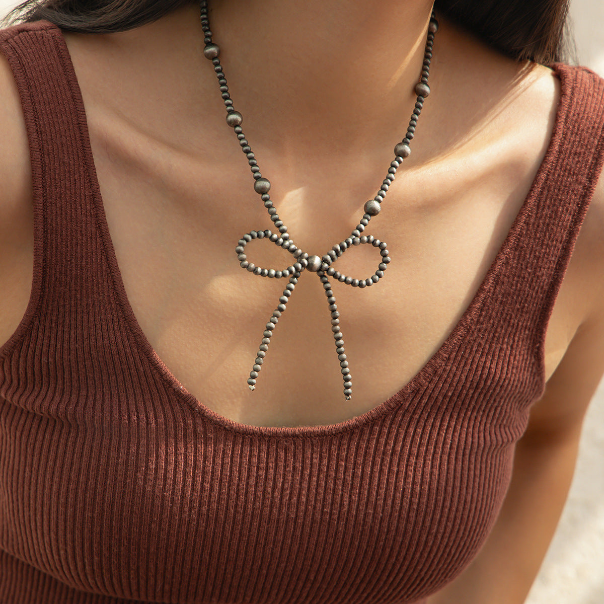 Collana da donna in resina a forma di fiocco in stile bohémien con ciondolo in lega e finitura placcata