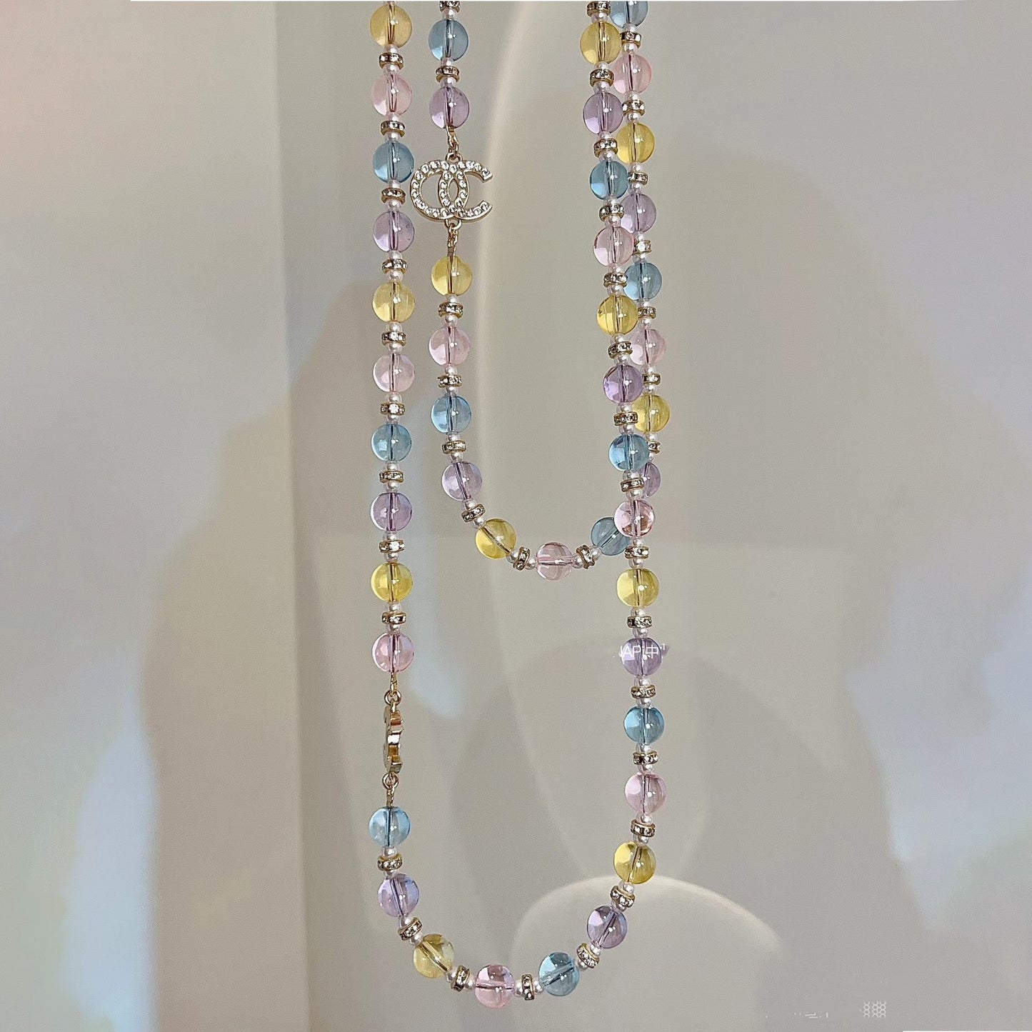Elegante collar de lujo con letras, pedrería y cuentas de cristal para mujer
