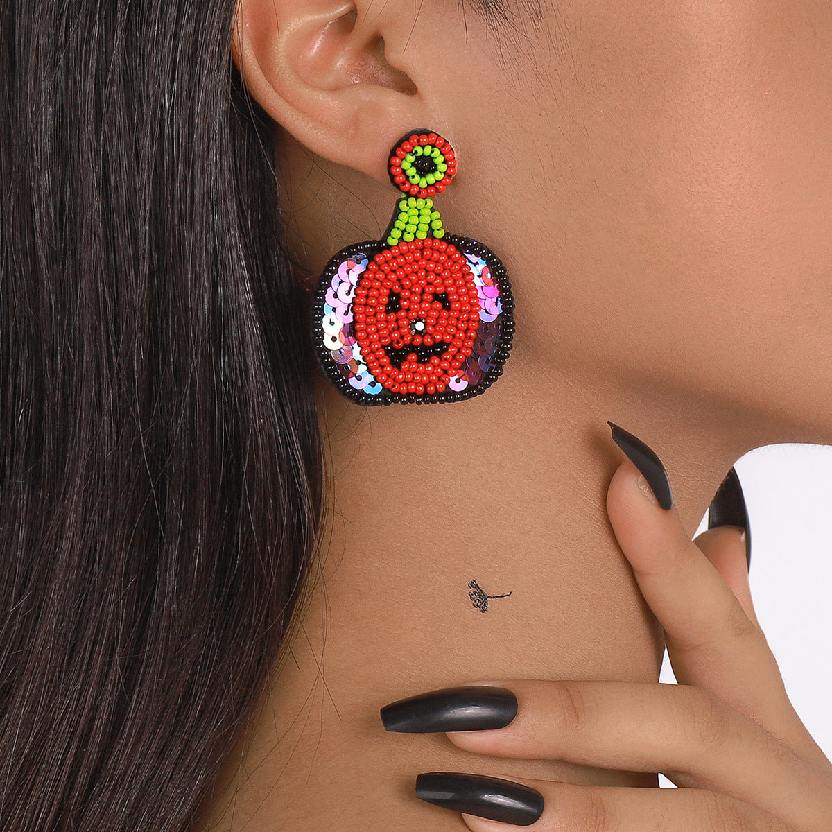 Pendientes llamativos estilo punk de Halloween con forma de calavera y calabaza, con lentejuelas y chaquiras en postes de acero inoxidable