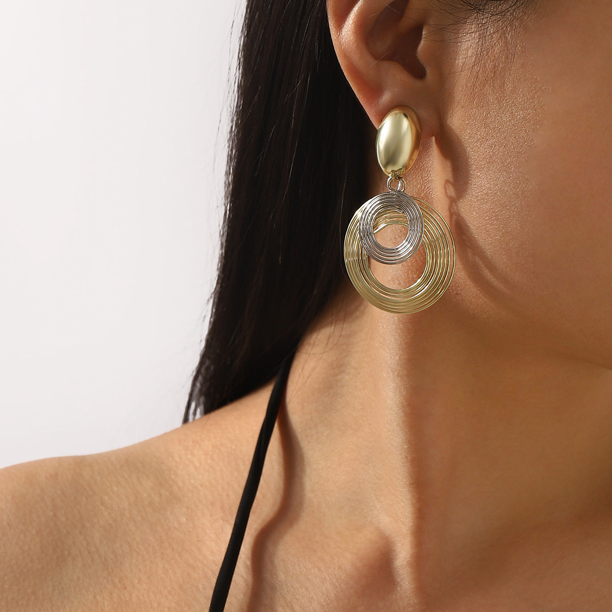 Orecchini da donna in metallo minimalista geometrico circolare cavo con finitura galvanizzata