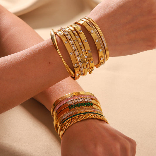 Brazalete de acero de titanio de inspiración vintage con incrustaciones de circonia, diseño asimétrico, acabado chapado en oro de 18 quilates al vacío para mujer