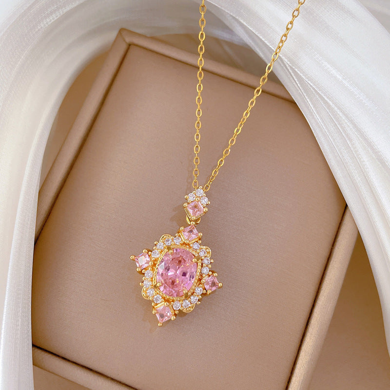 Collana con ciondolo a rombo rosa in stile cartone animato in acciaio al titanio con intarsio completo di strass per donne e uomini
