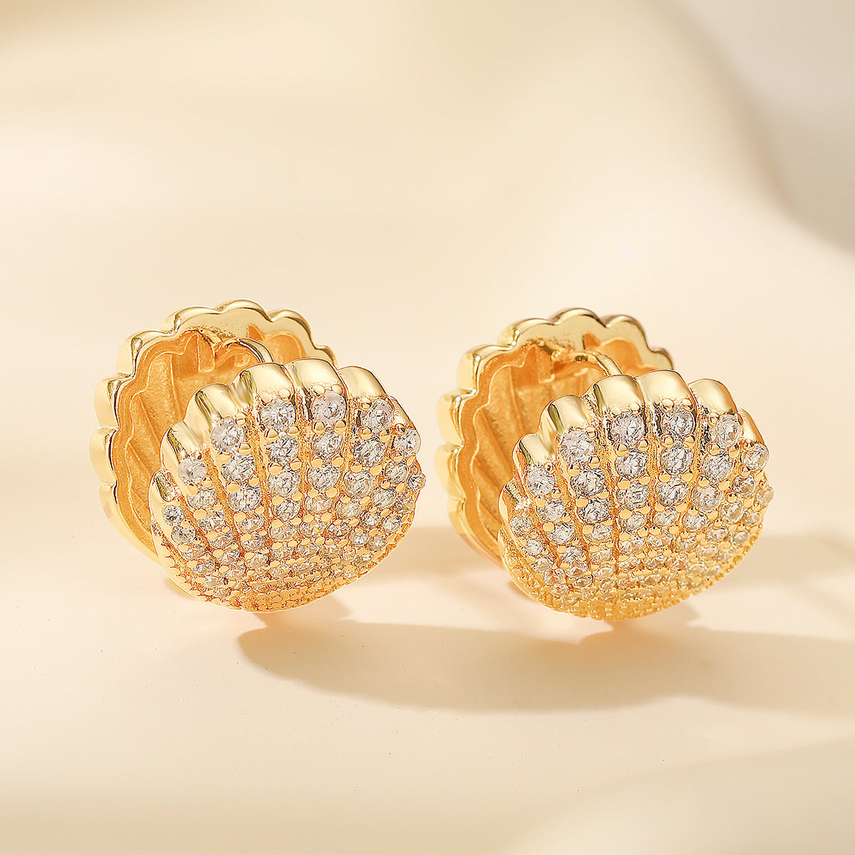 Pendientes Minimalistas de Cobre con Forma de Concha, Baño de Oro de 18K y Detalles de Circonita para Mujer