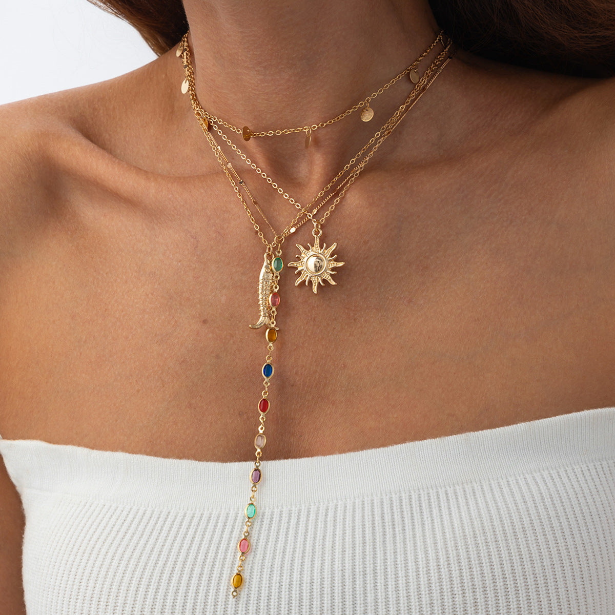 Collana con ciondolo a forma di pesce minimalista ispirata all'oceano con dettagli in cristallo e nappe a strati per donna