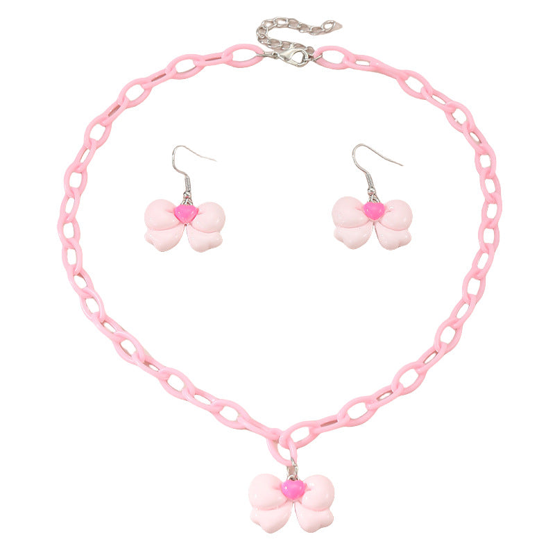 Collar con colgante de lazo acrílico minimalista color caramelo para niños con acabado esmaltado y cadena de cuentas
