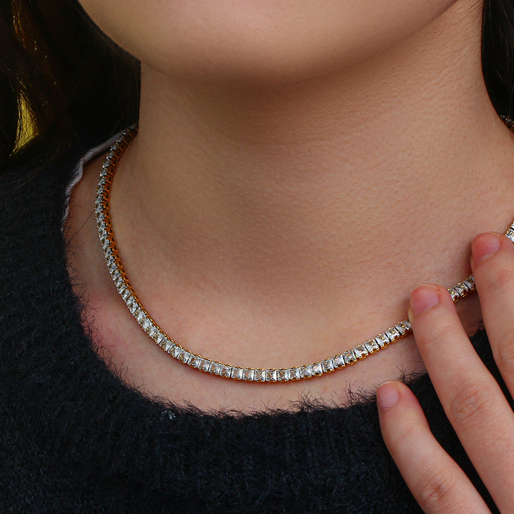 Elegante Collana Corta da Donna in Acciaio Inossidabile Placcato con Geometrie, Pendente in Acciaio al Titanio e Zirconi Cubici