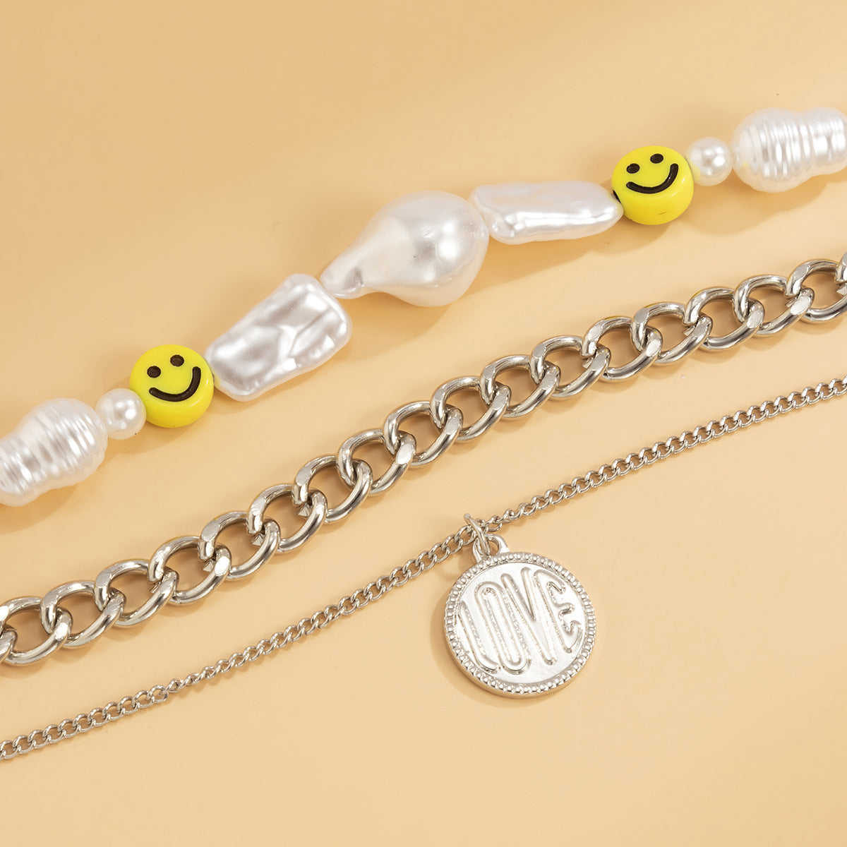 Affascinante Collana Multistrato in Stile Rustico con Faccina Sorridente e Ciondolo a Lettera d'Amore in Lega con Finitura Galvanica