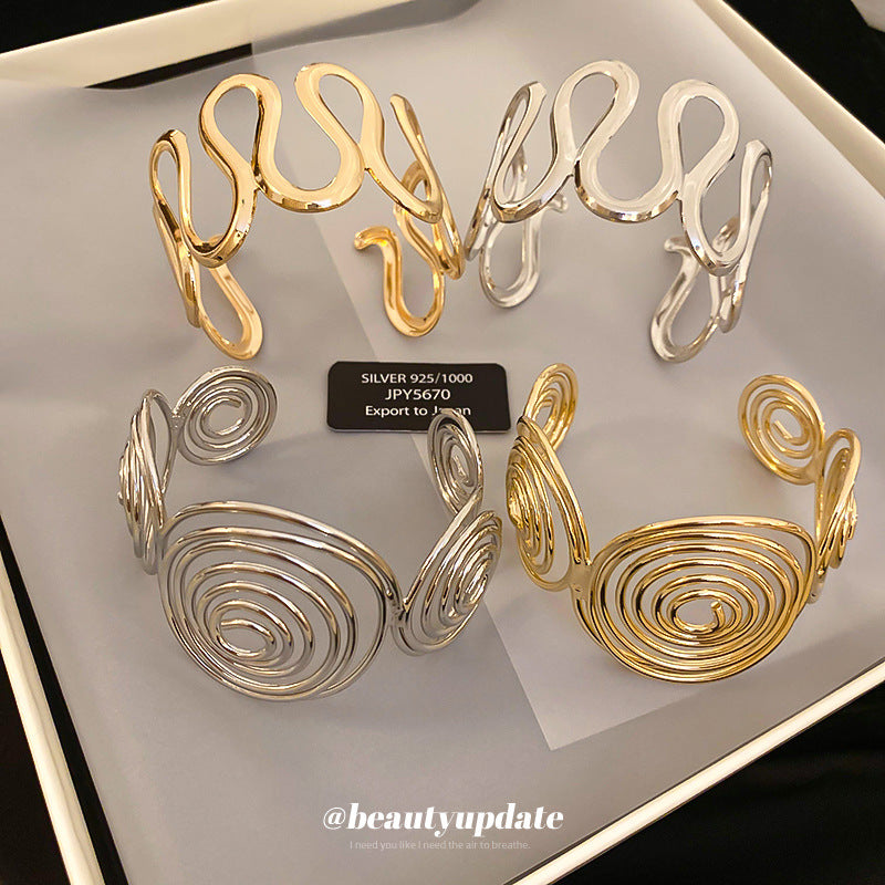 Bracciale in Metallo Ondulato Minimalista con Finitura Placcata da Donna Elegante Accessorio di Moda Leggero