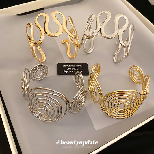 Bracciale in Metallo Ondulato Minimalista con Finitura Placcata da Donna Elegante Accessorio di Moda Leggero