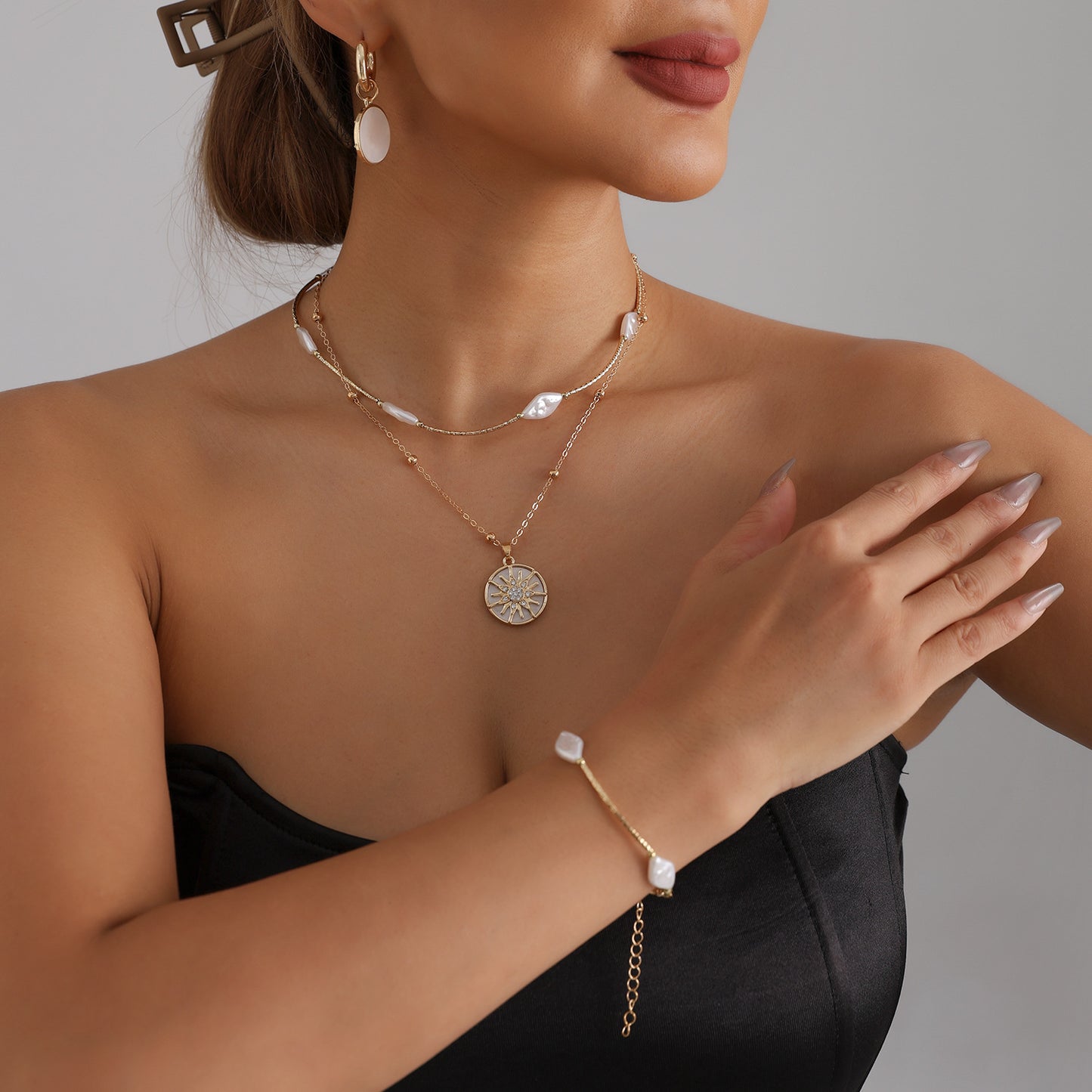 Elegant Geometric Sunflower Alloy Necklace with Rhinestone and Pearl Inlay for Women