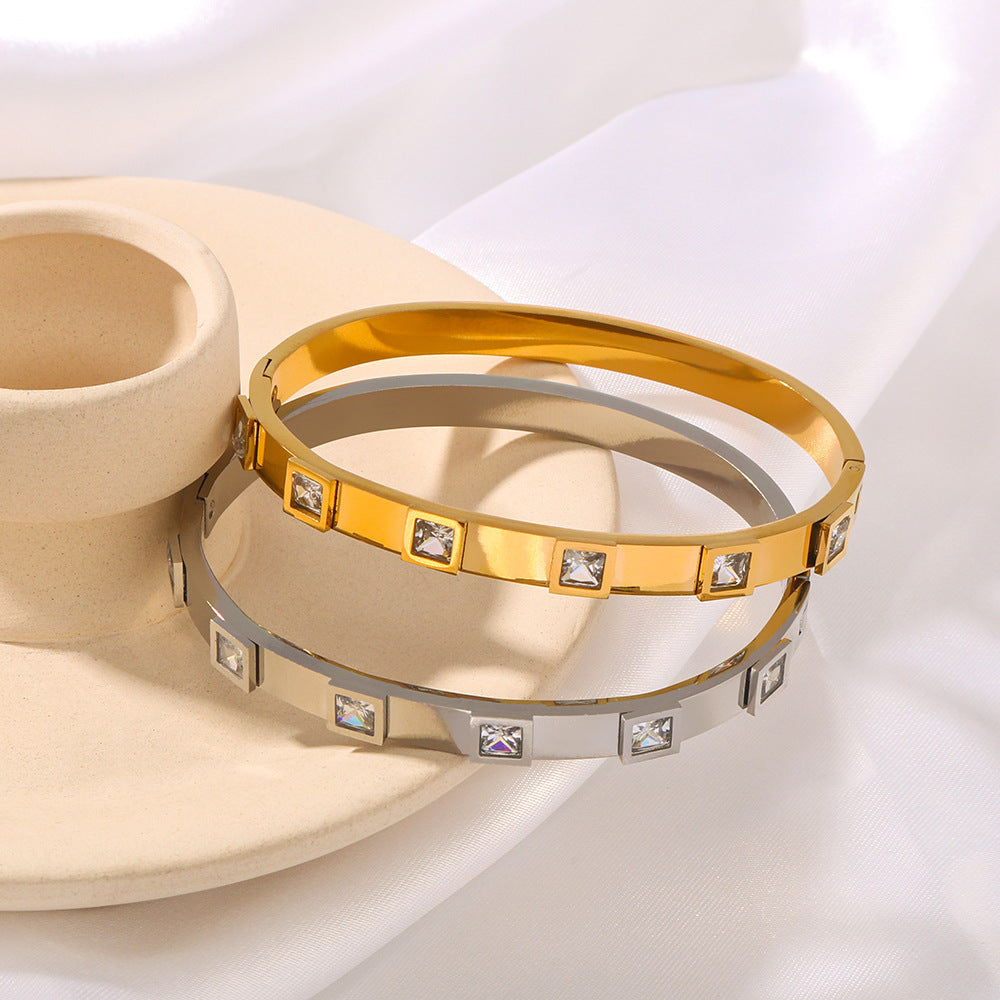 Bracciale quadrato geometrico in acciaio al titanio con intarsio di zirconi e placcatura sottovuoto in oro 18K da donna