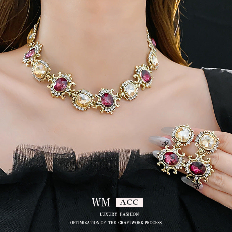 Collana Pendente Rotonda con Strass d'Ispirazione Vintage e Catena in Lega Placcata da Donna, Elegante Set di Gioielli per la Clavicola con Orecchini Inclusi