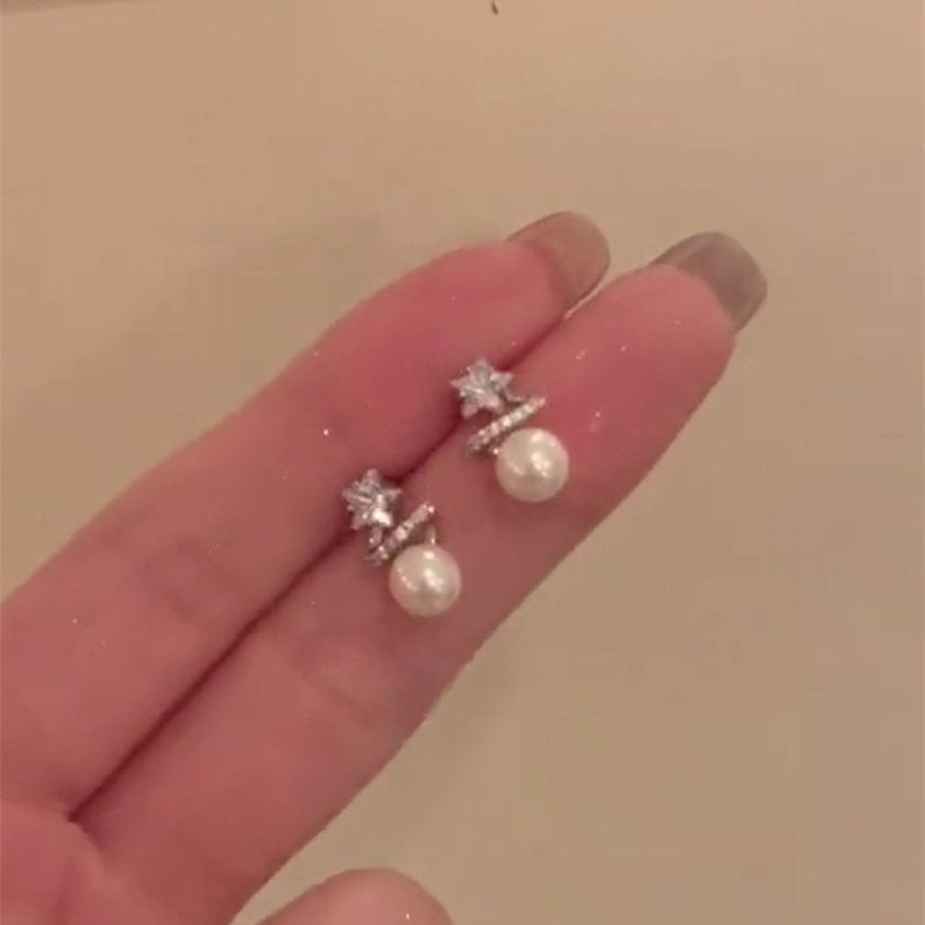 Eleganti Orecchini Francesi Vintage a Stella con Perle Simulate e Zirconi, con Perni in Acciaio Placcato per Donna