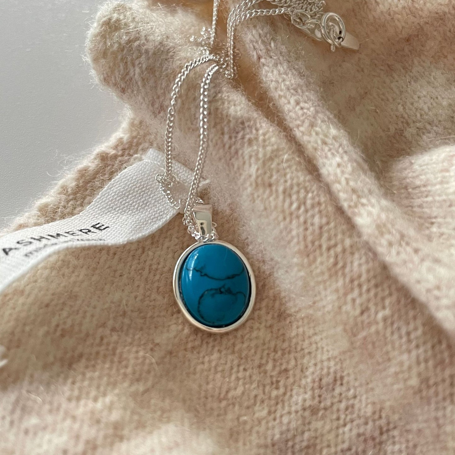 Collar con colgante geométrico minimalista de turquesa en plata de ley 925 con cadena de caja