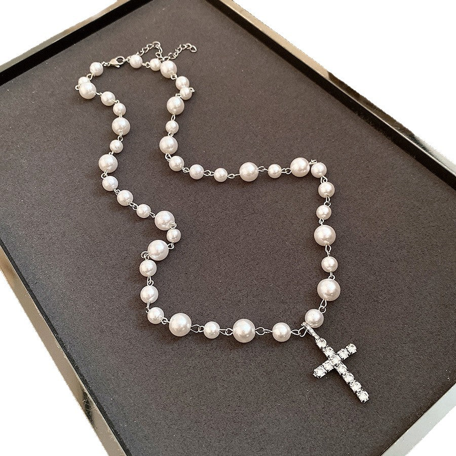 Collana con Pendente a Croce Dolce e Grintosa Impreziosita da Strass in Perle Sintetiche e Rame Placcato per Donna