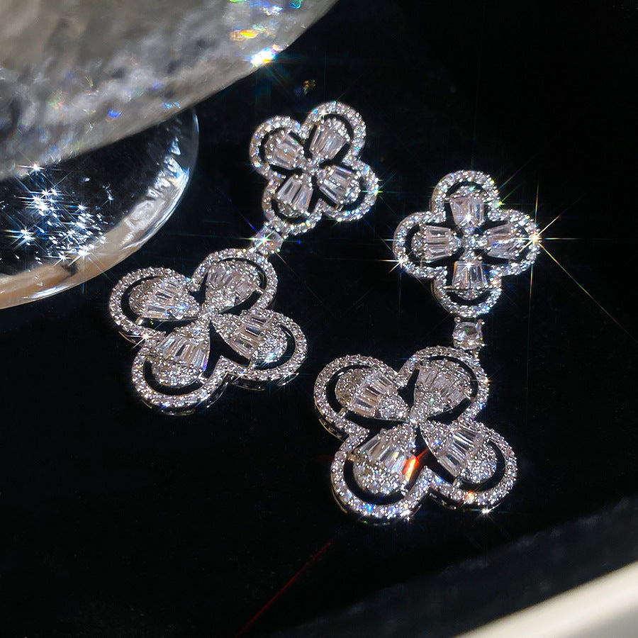 Orecchini a perno minimalisti a stella con perle e accenti di zirconi, su perni in acciaio ipoallergenico