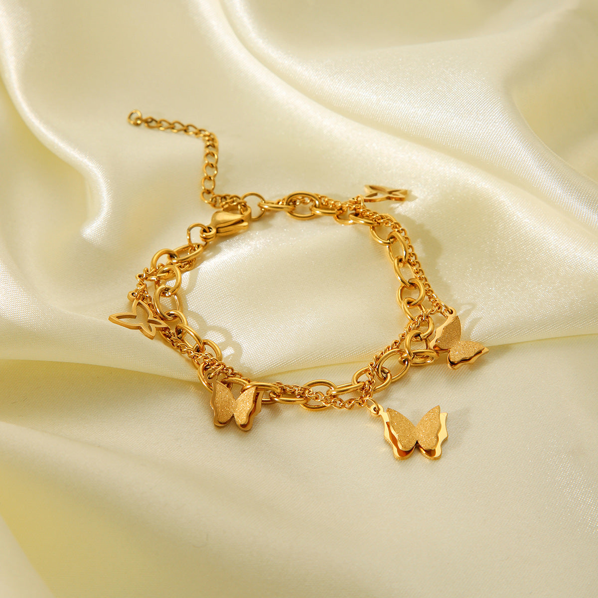 Bracciale Trendy con Ciondolo Farfalla a Doppio Strato in Acciaio Inossidabile Placcato Oro 18K da Donna