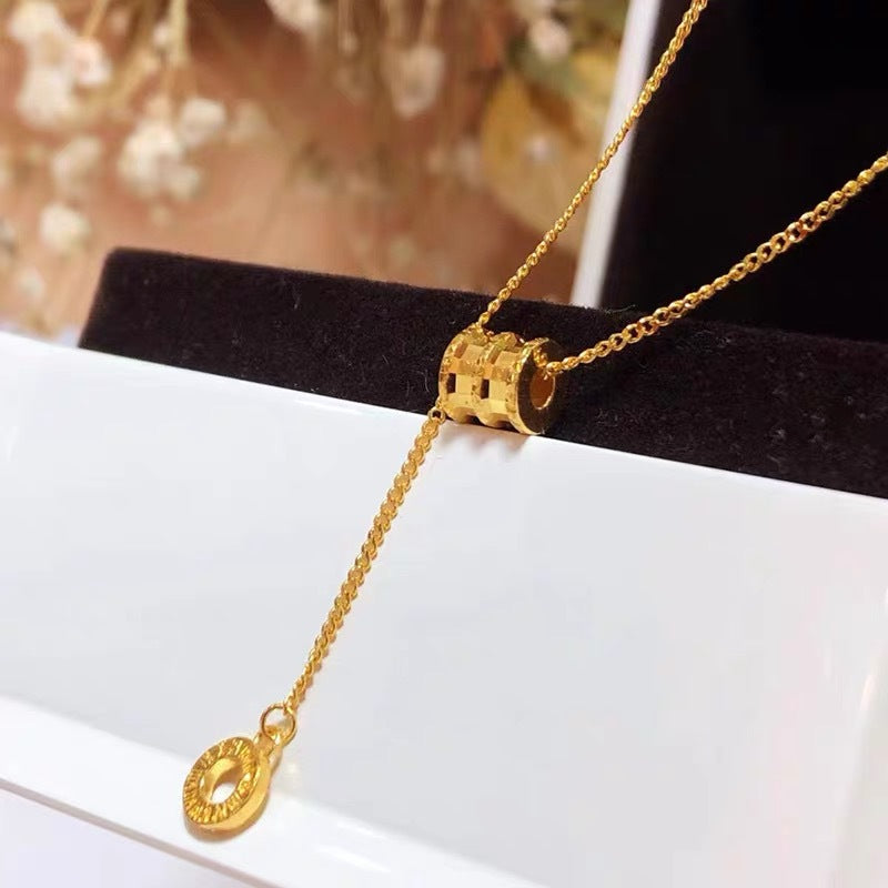 Collana con ciondolo a nappa in stile vintage con ciondolo a lettera in acciaio al titanio e finitura placcata per donna