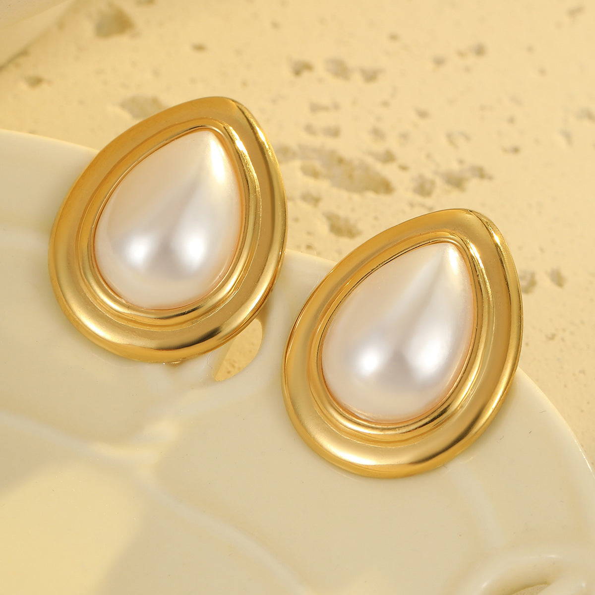 Orecchini a perno eleganti in stile francese con perle, fiore e cuore in acciaio inossidabile, placcati, leggeri e di lusso per donna