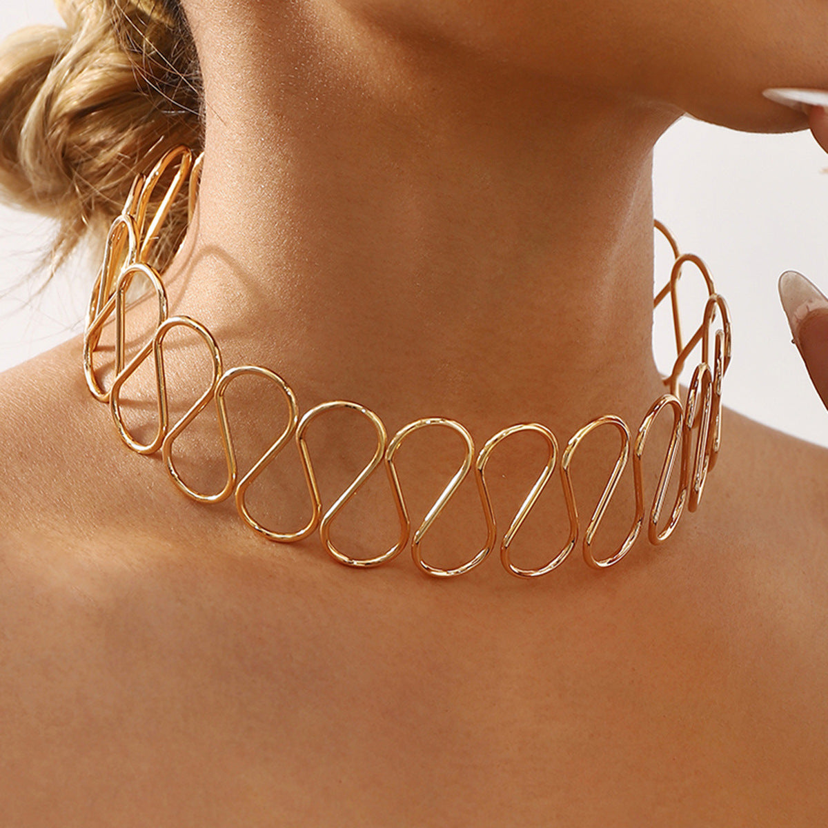 Collar Gargantilla Metálica Geométrica con Forma de Onda Minimalista para Mujer con Acabado Galvanizado