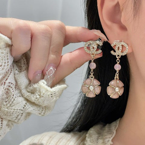 Pendientes Vintage de Latón Chapado en Oro con Flor de Camelia Esmaltada en Rosa con Postes de Plata de Ley 925 para Mujer