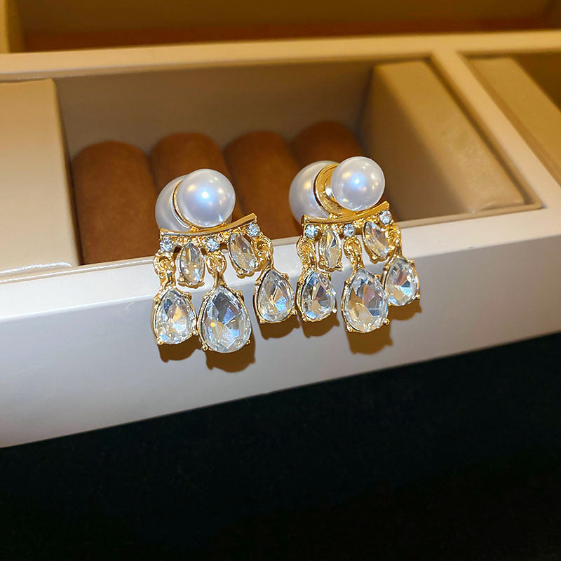 Elegantes pendientes florales de perlas con postes de plata chapados en oro para mujer