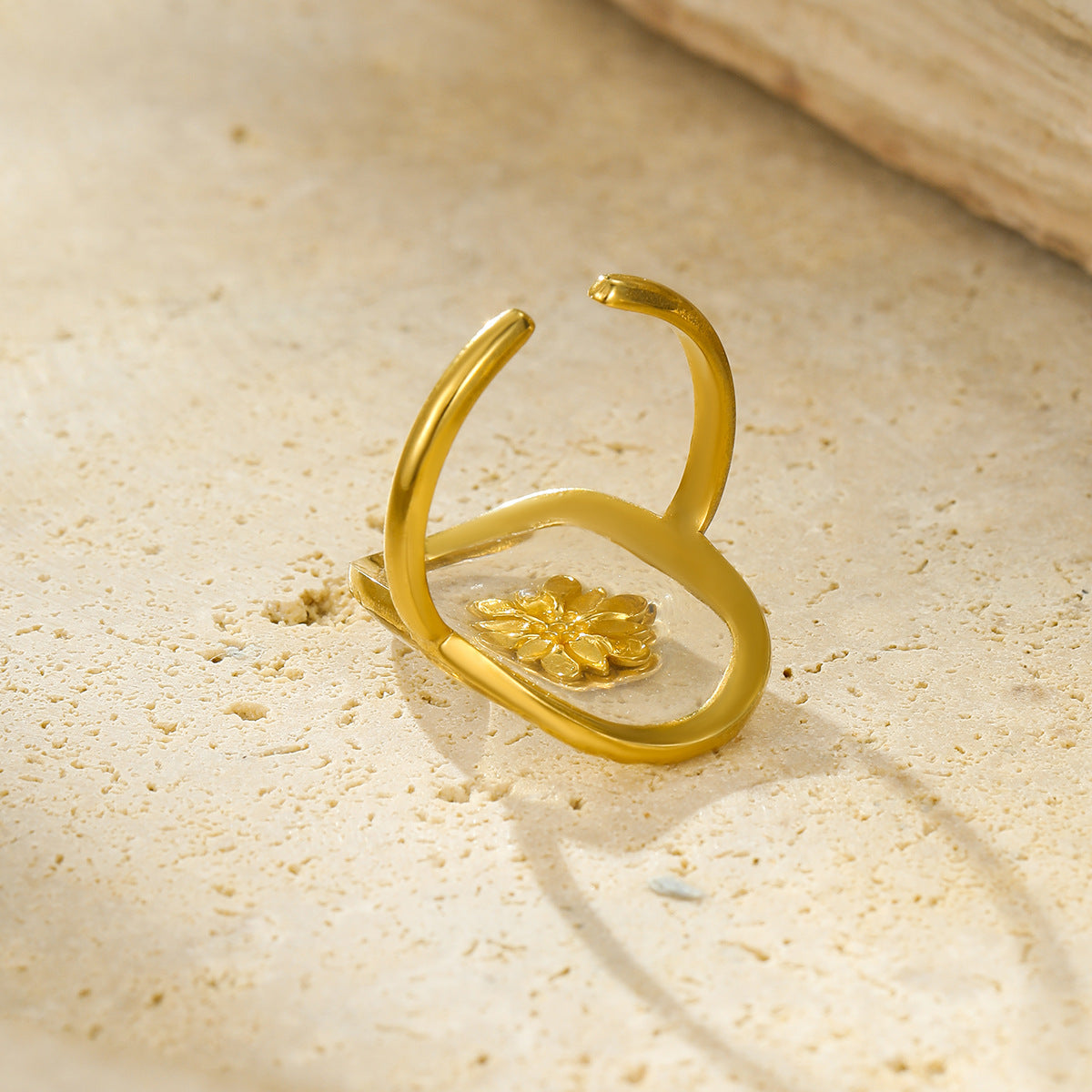 Anello da donna minimalista geometrico a forma di fiore in acciaio al titanio con placcatura in oro 18K e fascia in acciaio inossidabile