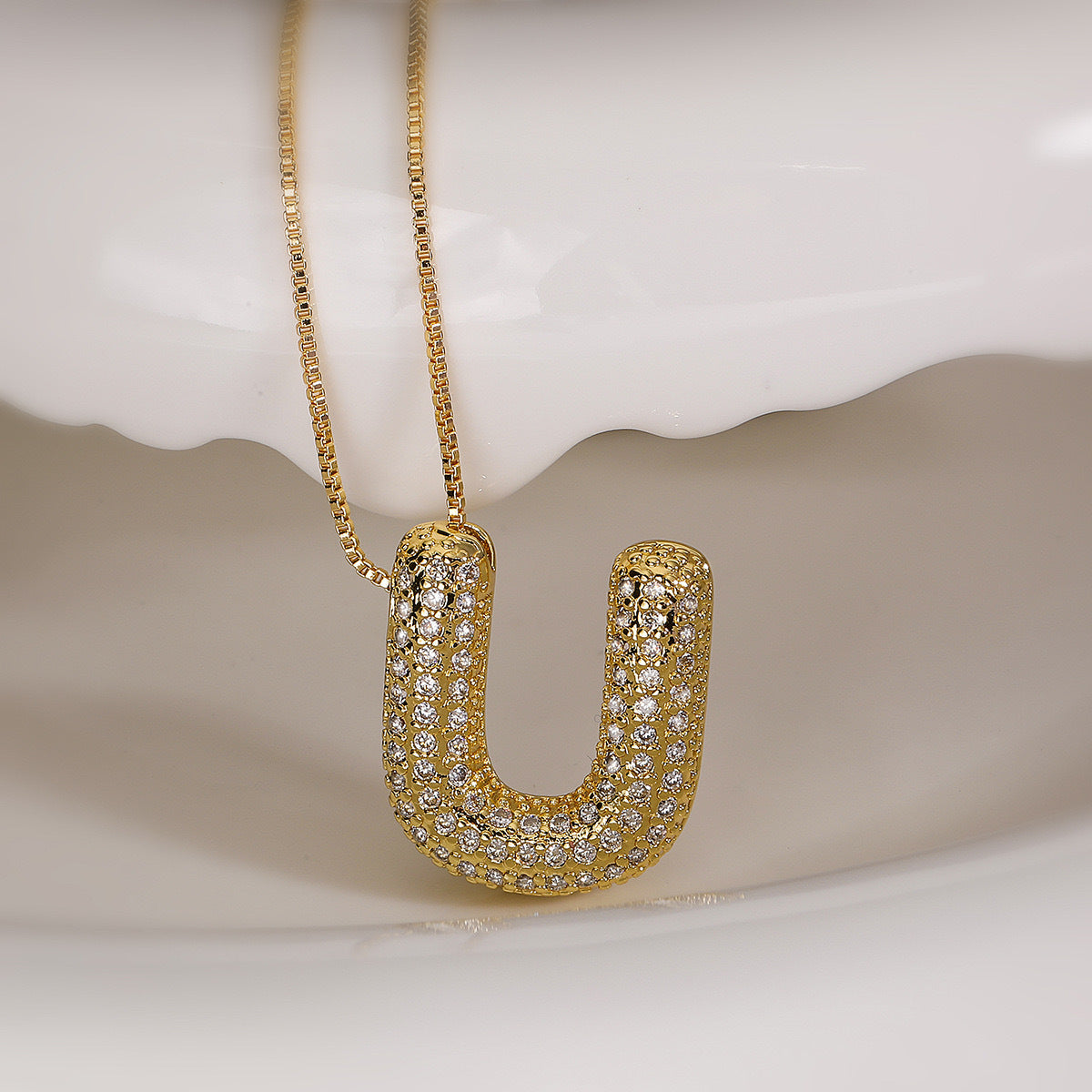 Collana da donna in acciaio al titanio placcato con lettera minimalista e zirconi cubici