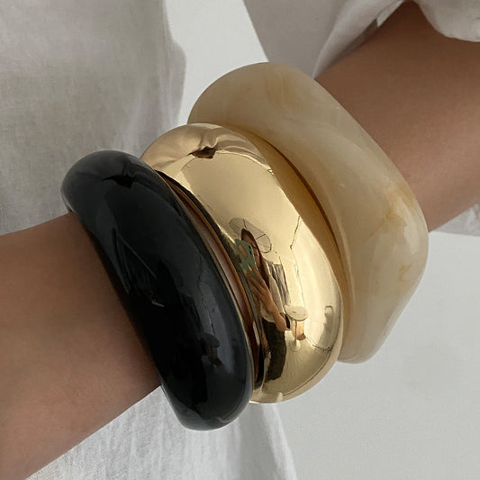 Bracciale rigido aperto da donna in lega con finitura placcata, design geometrico minimalista ad anello