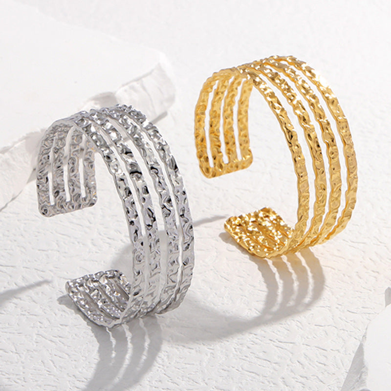 Pulsera de acero de titanio texturizada irregular con acabado galvanizado para mujer, brazalete de acero inoxidable moderno y versátil