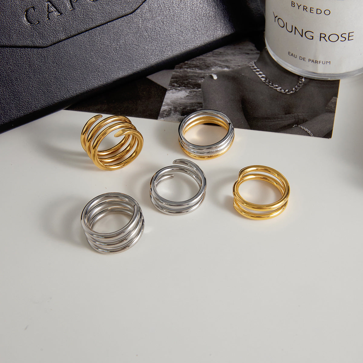 Anillo de Acero Inoxidable Geométrico Minimalista con Recubrimiento de Oro PVD al Vacío para Mujer