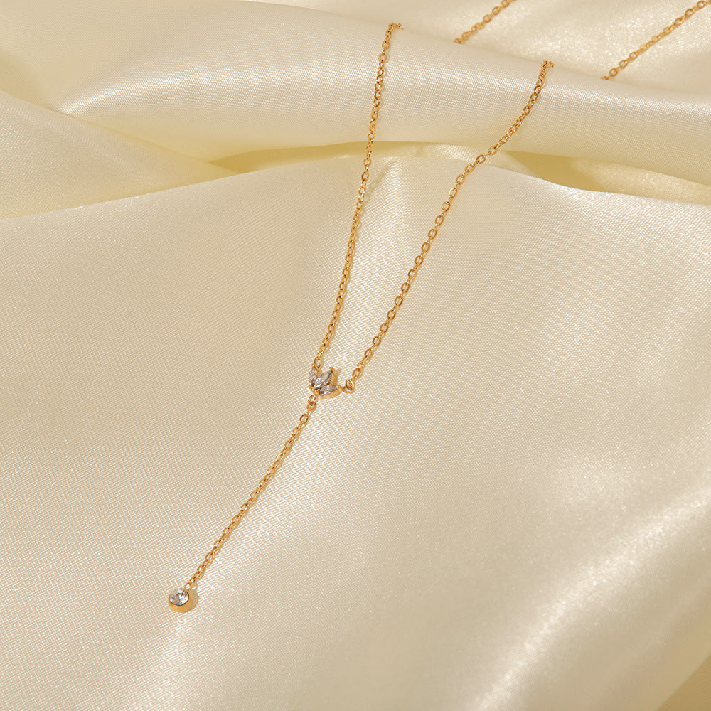 Collana con Pendente da Donna in Zircone Bianco a Corona Geometrica in Acciaio al Titanio Placcato Oro 18K Elegante Stile Francese