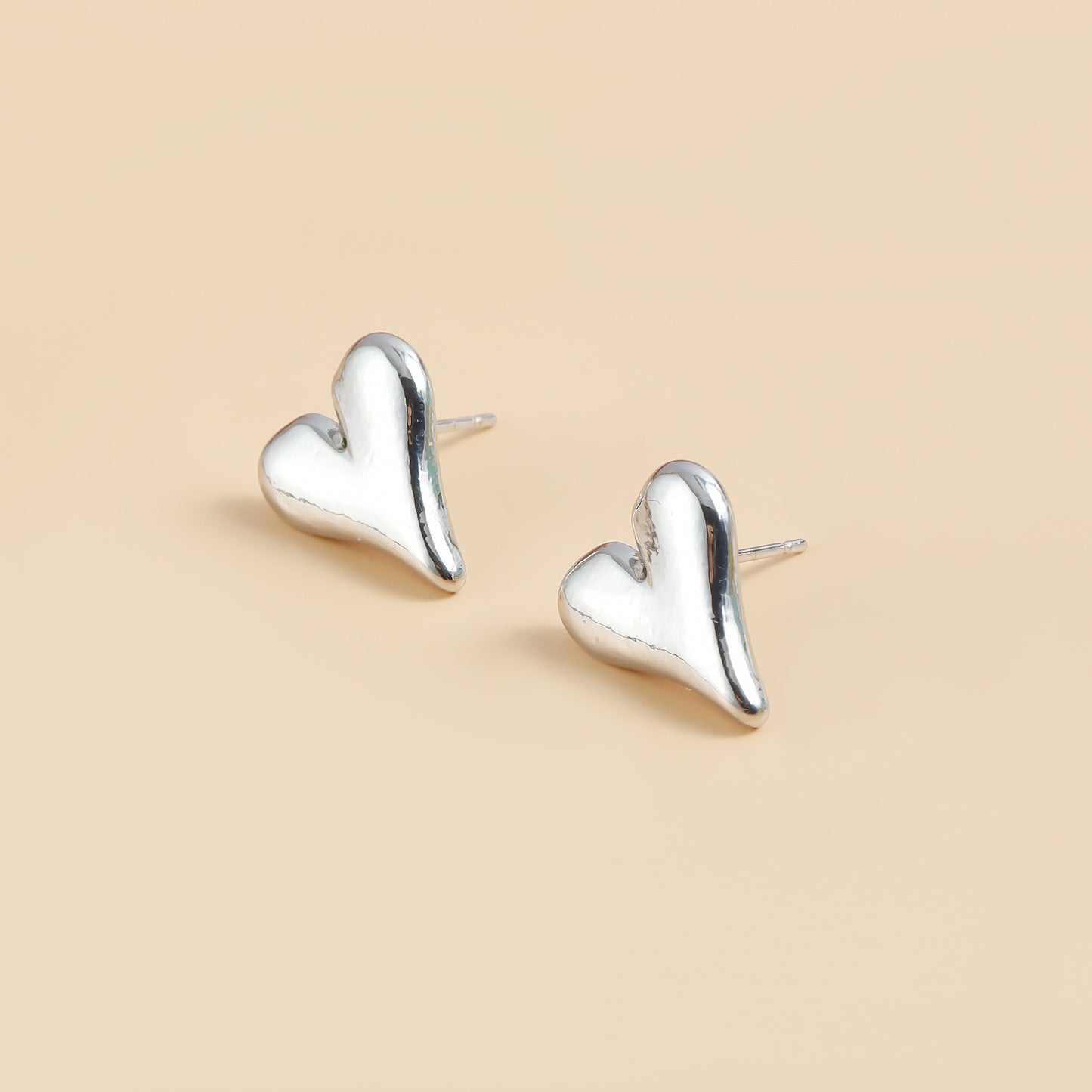 Pendientes de aleación con forma de corazón simétrico de estilo vintage y acabado chapado para mujer