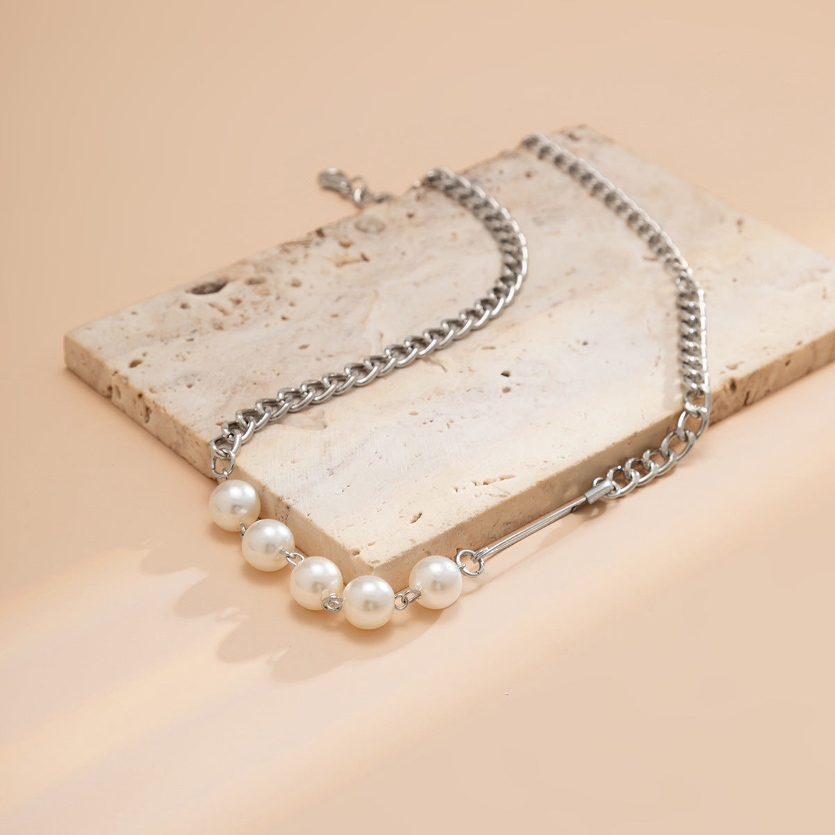 Collana con Pendente Geometrico Asimmetrico Dolce e Audace da Donna con Accenti di Perle Artificiali e Finitura Placcata su Catena Standard