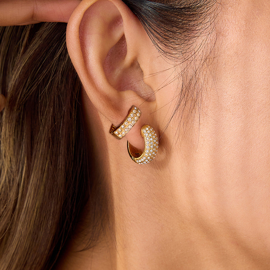 Orecchini geometrici in acciaio inossidabile con accenti di strass e perni in oro 18 carati, polsini di lusso placcati per donne