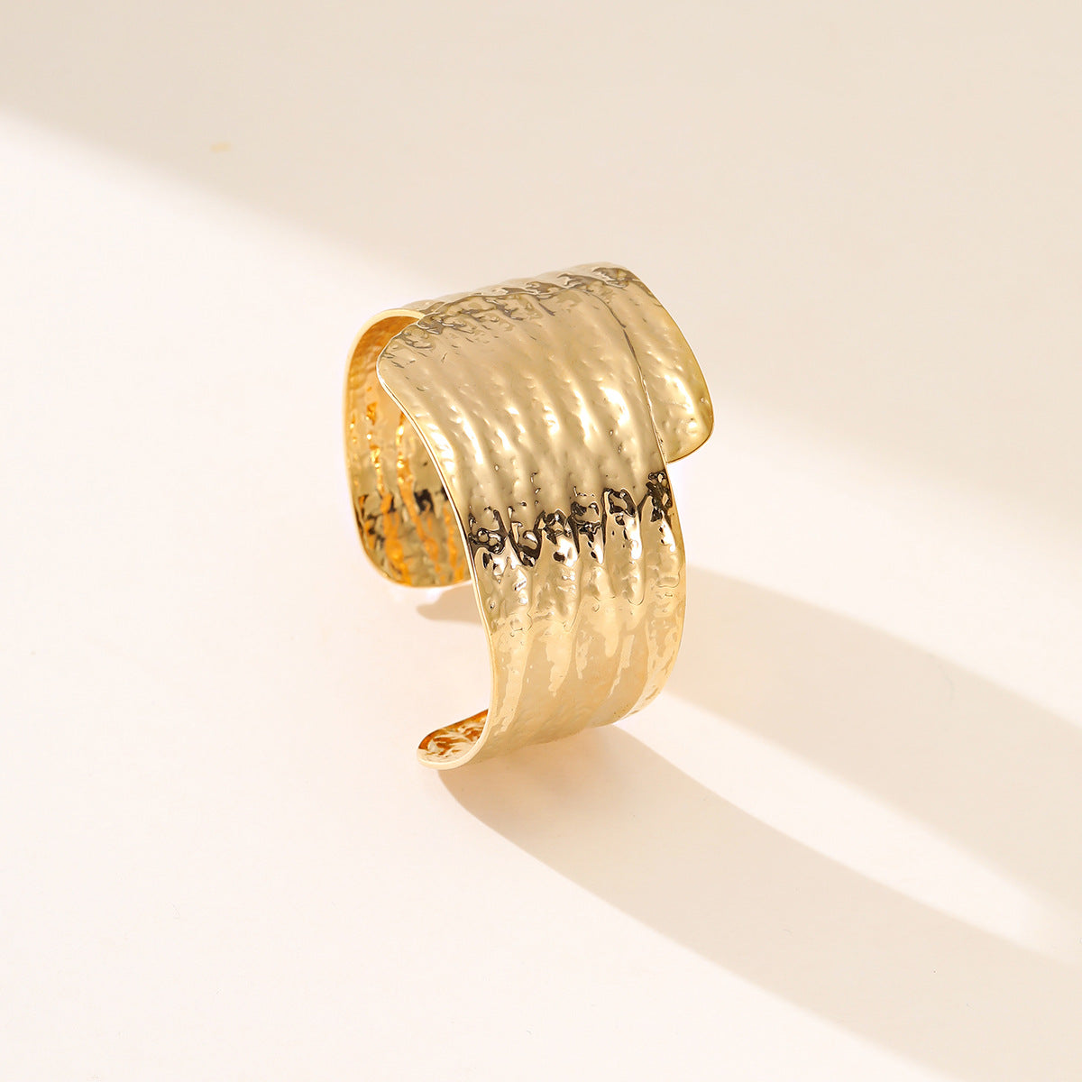 Pulsera de acero inoxidable con hoja hueca geométrica minimalista y acabado chapado para mujer