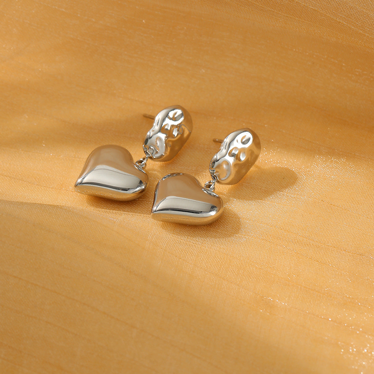 Pendientes de tuerca vintage de acero titanio con forma de corazón y acabado chapado para mujer