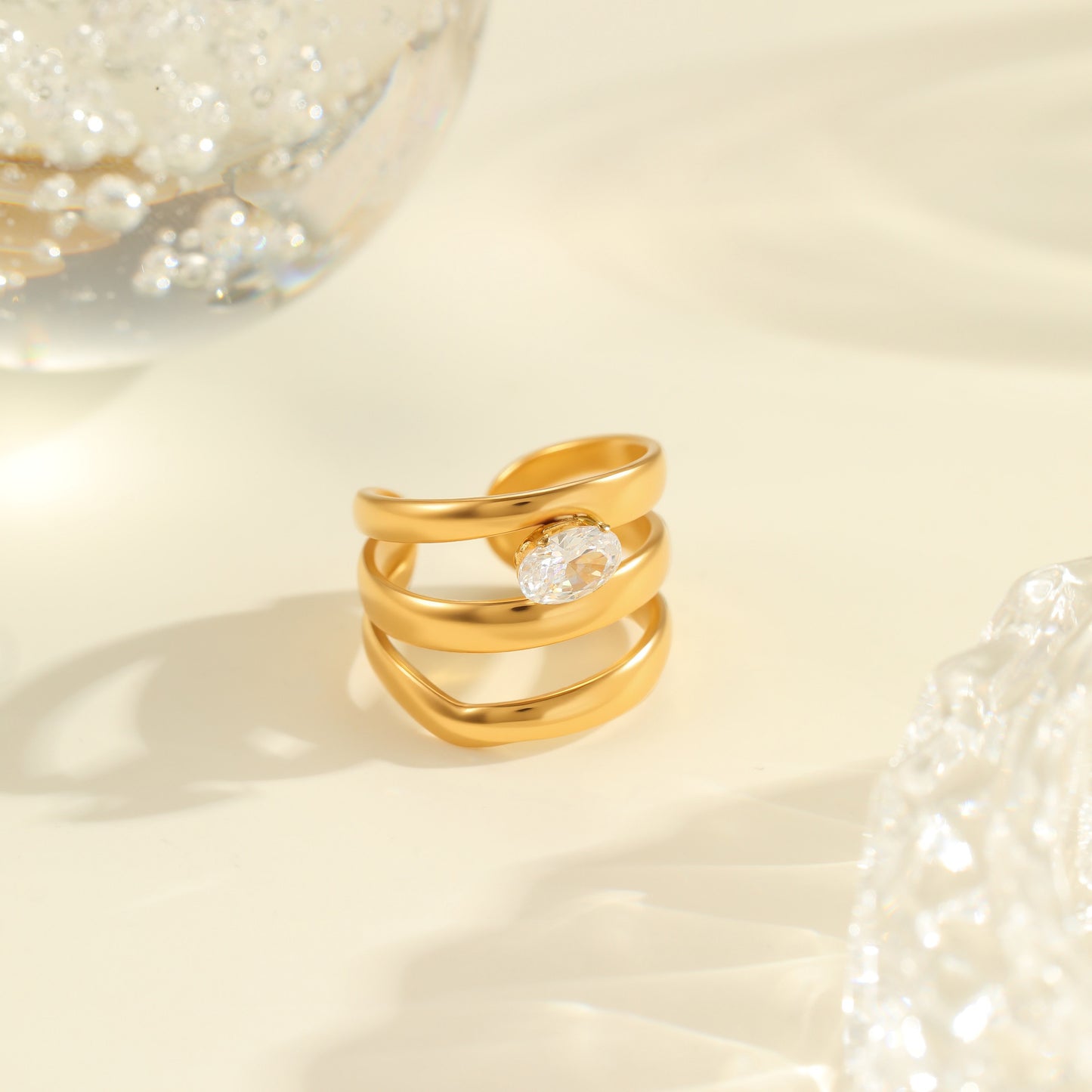 Anello geometrico minimalista da donna in acciaio inossidabile con placcatura in oro 18K e intarsio di zirconi