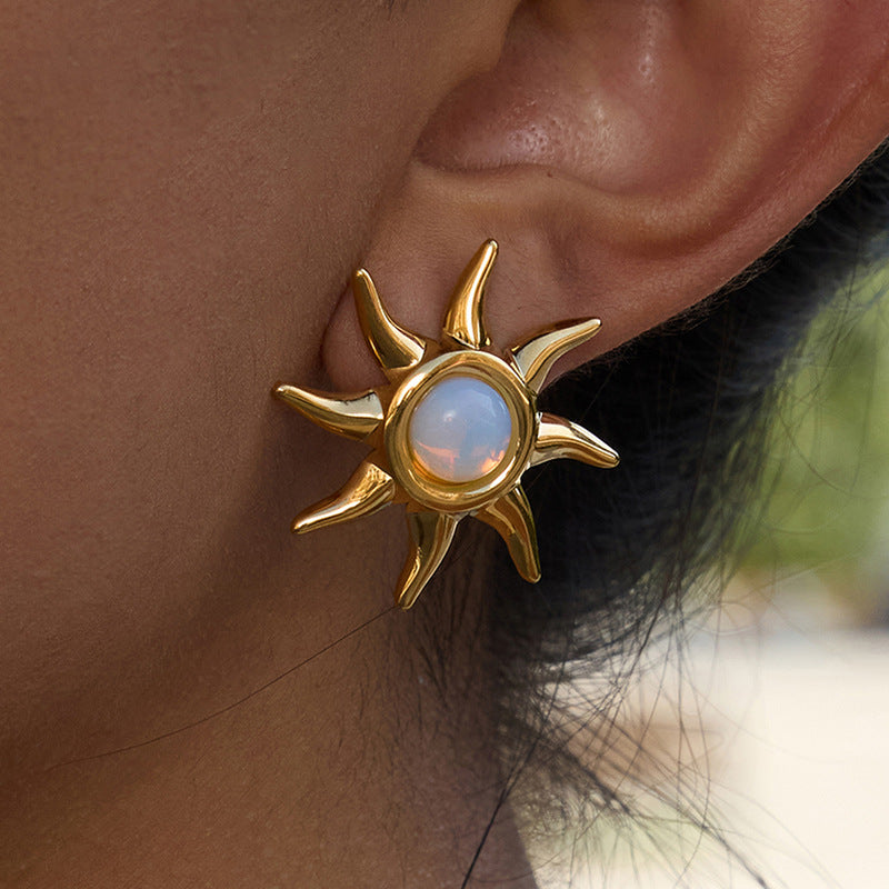 Collana da donna con ciondolo minimalista in acciaio al titanio a forma di sole e catena in acciaio inossidabile placcato