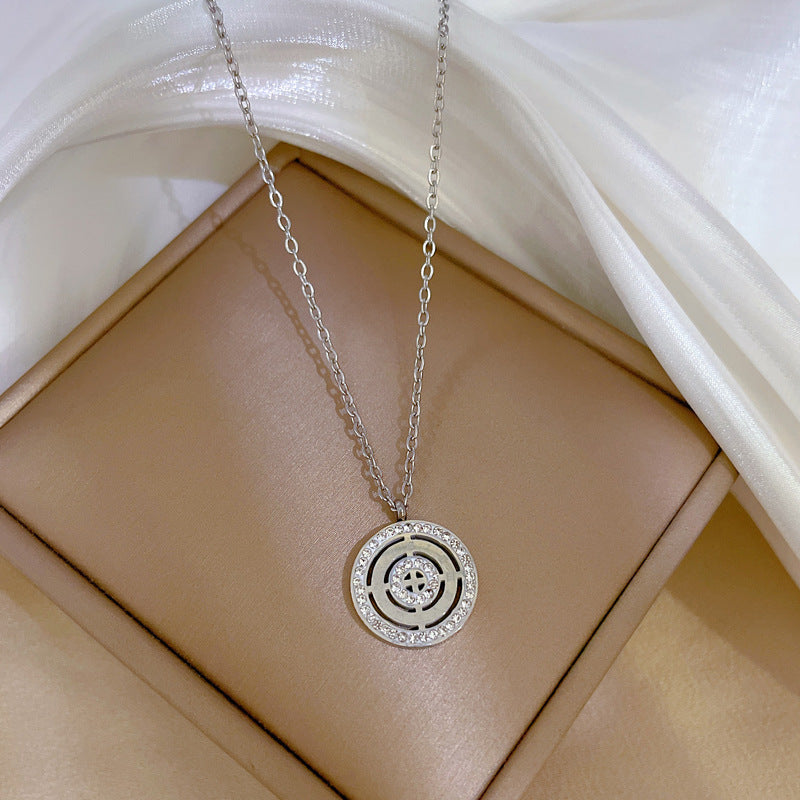 Collar Minimalista de Acero de Titanio con Baño de Oro y Disco Romano Geométrico para Mujer y Hombre