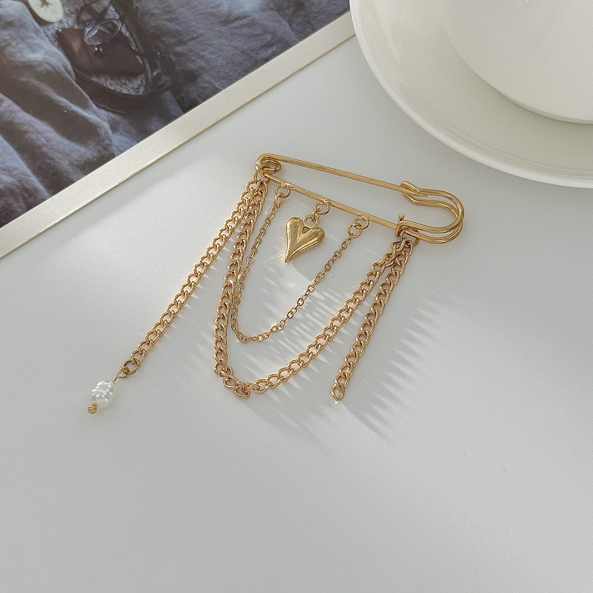 Punk Hip-hop Heart Shape Imitation Pearl Plated Brooch with Chain Tassel for Women