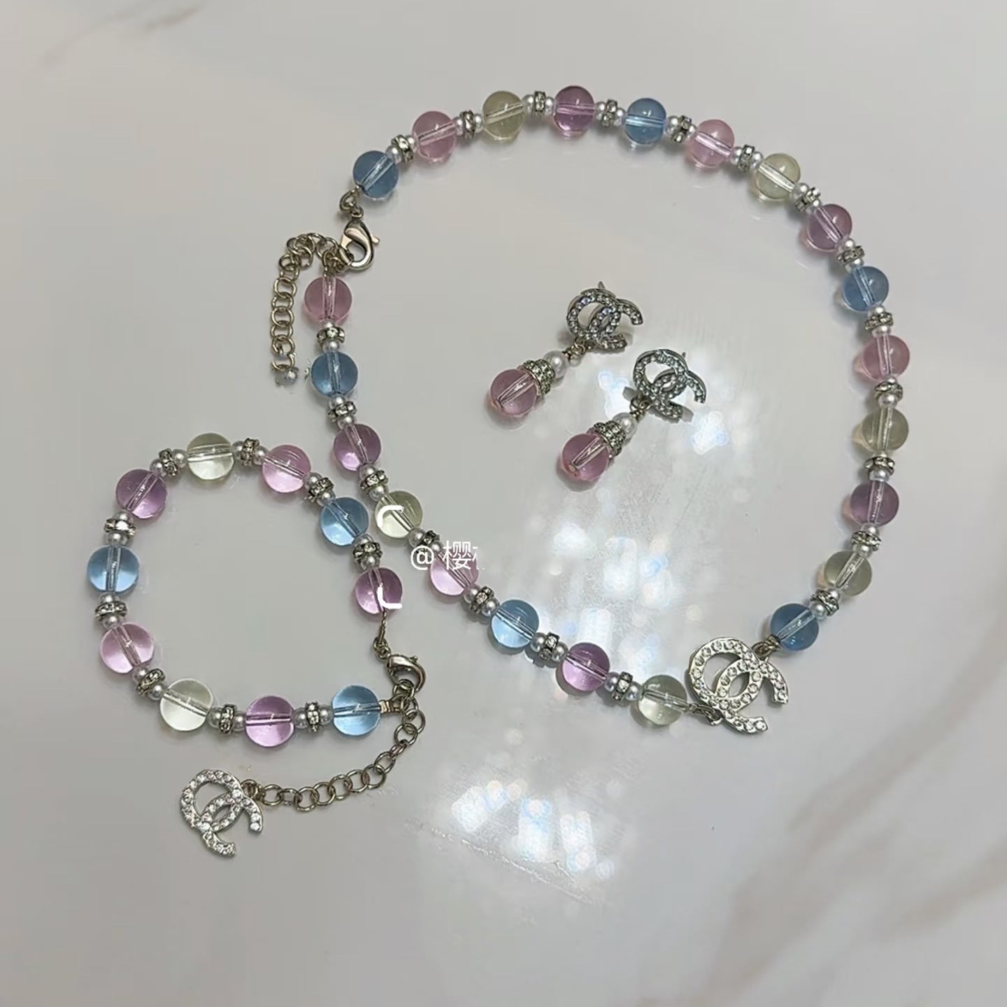 Eleganti Orecchini Pendenti in Ottone Placcato Oro con Lettera C, Perle Rotonde e Strass, con Perni in Argento Sterling 925