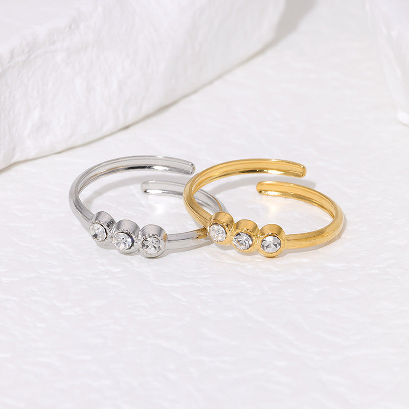 Anello Minimalista da Donna in Acciaio al Titanio Placcato Oro 18K con Intarsio di Strass