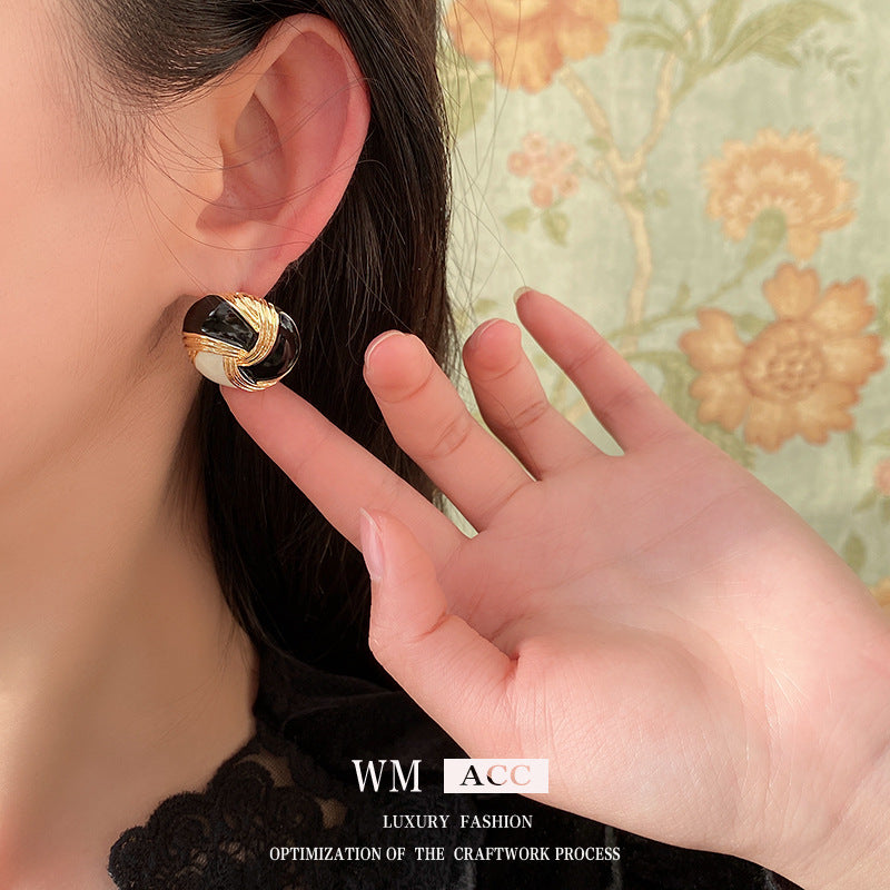 Pendientes de botón redondos geométricos vintage en blanco y negro, de aleación con acabado chapado para mujer