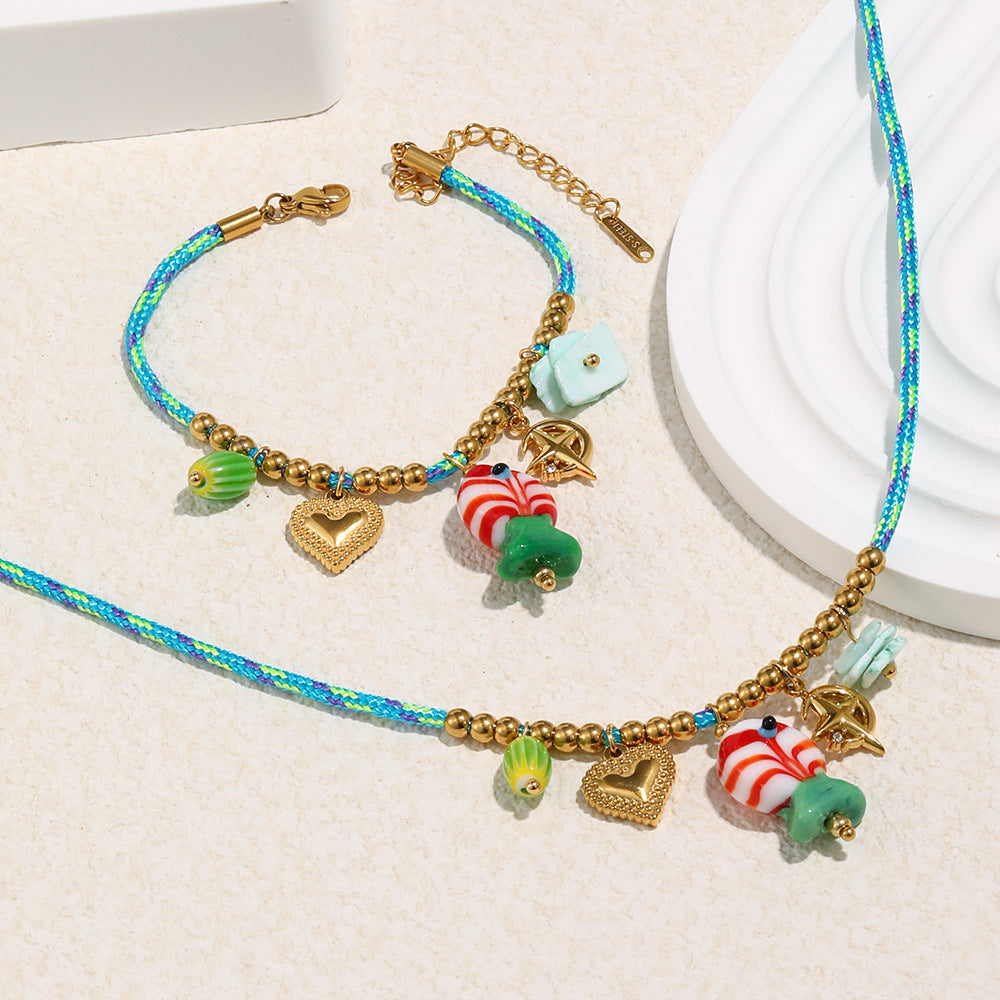Collar de acero inoxidable geométrico chapado en oro de 18 quilates con dije de caramelo azul y cordón trenzado de colores para mujer