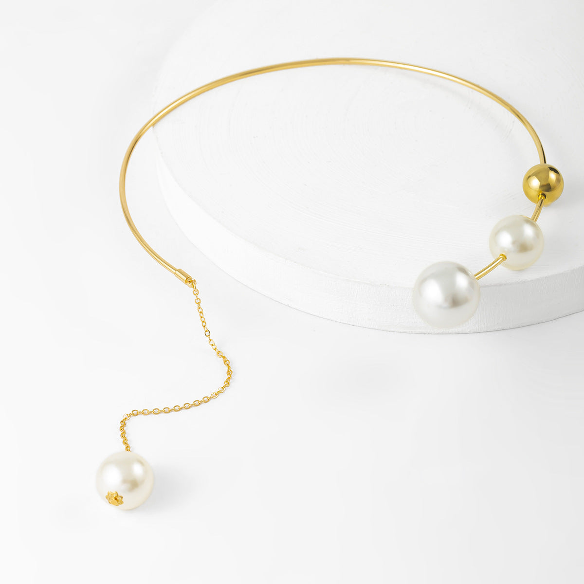 Collana a Pendente da Donna a Cerchio Geometrico Tonalità Fredde Minimalista con Finitura Galvanizzata e Nappa di Perle Imitazione