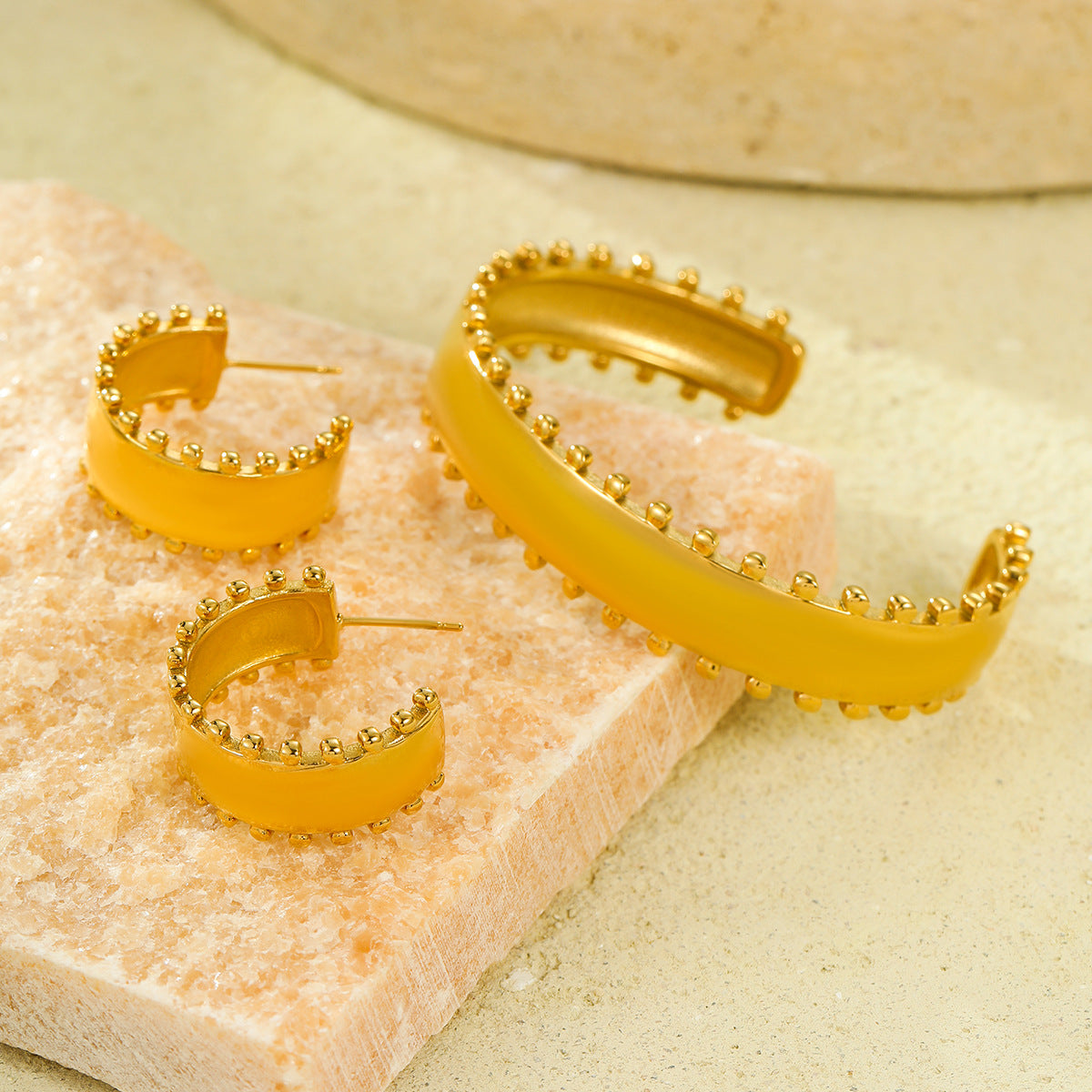 Set di bracciale e orecchini vintage in acciaio inossidabile con bordo perlato a C e placcatura in oro 18K