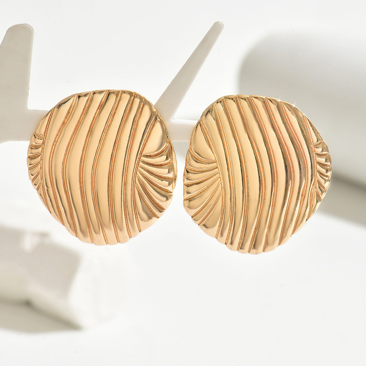Pendientes Geométricos Minimalistas para Mujer de Aleación de Zinc con Baño de Oro de 18K y Diseño de Líneas Plegadas