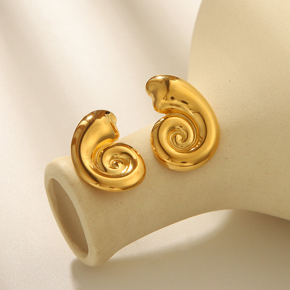 Orecchini da donna minimalisti in acciaio inossidabile a forma di conchiglia con finitura placcata, design geometrico ispirato alla spiaggia